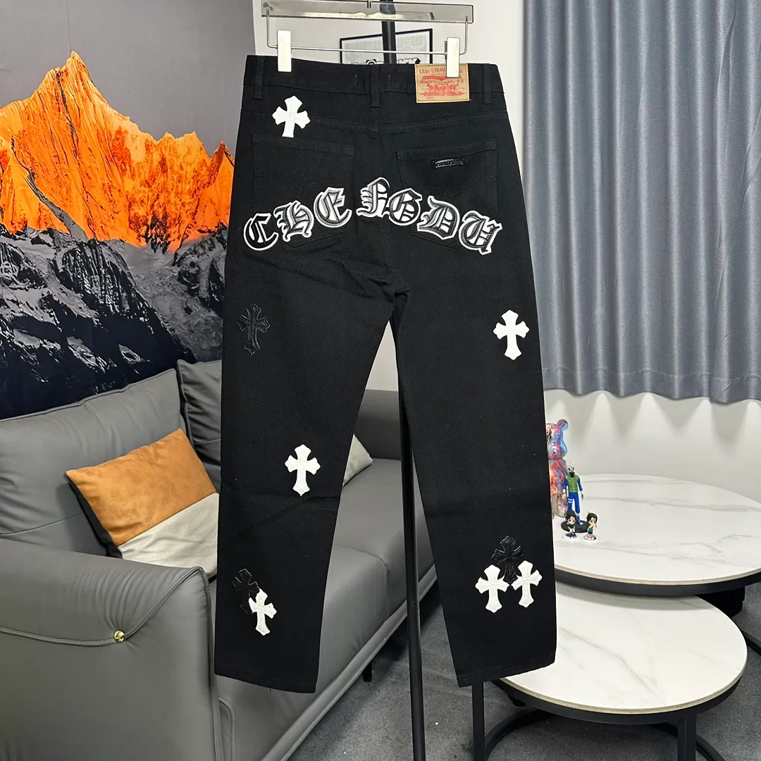 P210 Chrome Hearts City Limited New City Limited Jeans Chrome Hearts City Limited Jeans Hardware Customization Original Development Vintage Levis American 501 Black Gray Base Version Levis American 501 Base Version Imported Sheepskin 925 Silver Remake [Top heavy industry fashion design] Consistently high-street luxury style. Speaking of this style, the Zangyin family and GU family are definitely the leading representative brands. Especially the Zangyin family has really achieved a state-of-the-art effect in creating high-street style. The unique washed material is used to create this style. The color system is already quite eye-catching. After it is decorated with patchwork cross flowers, it cleverly highlights the charm of the brand. Secondly, this style uses classic The high-waist cutting design highlights the long legs and fashionable temperament of the upper body. The brand is highly recognizable and the slim fit configuration is more suitable for daily wear. It is a product that interprets personality, fashion, and specifications at a glance. This single product is enough to make any fan excited. It can be a white T-shirt for a youthful college style, or a tight suspender for a royal style. It has strong matching ability and can be easily controlled by men.  [Materials and craftsmanship] Needless to say, this point goes without saying. As an excellent craftsman brand, Zangyin’s requirements for details and craftsmanship are really perfect. The washed color of this model has gone through so many processes, not to mention the embellishment of denim appliques. It is also purely hand-made and sewn. Just like what they believe in, only hand-made things have soul and have the meaning of wear. A top-notch heavy-duty fashionable denim item, I look forward to your perfect interpretation! ! Color: Black and blue, black and white Size: M L